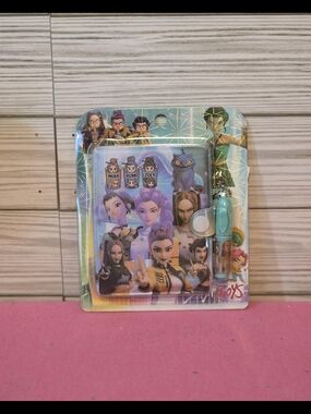 KPOP DEMON HUNTERS HUNTRIX GIRLS MEDIUM SIZE STATIONARY SET